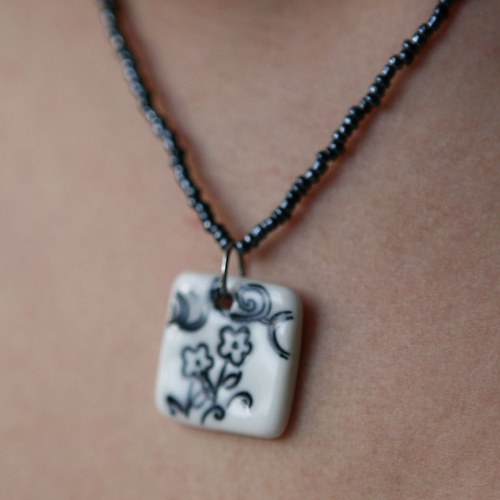 Kousek léta (porcelánový přívěšek) — foto 3