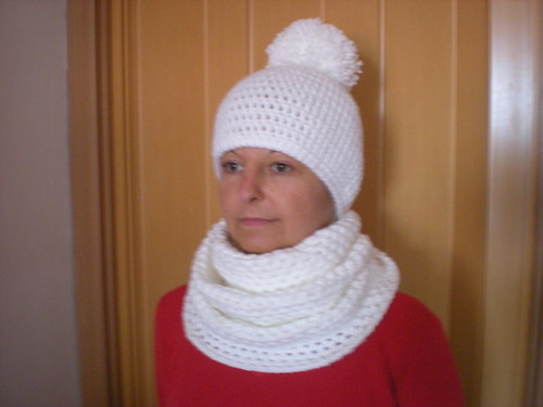 Bílá čepice a nákrčník — foto 2