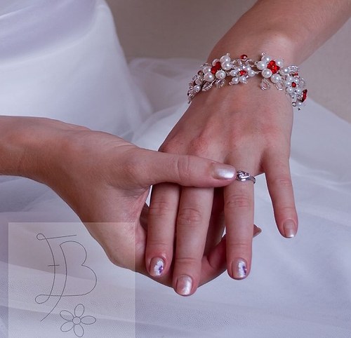Náramek s bílými květy a perličkami — foto 6