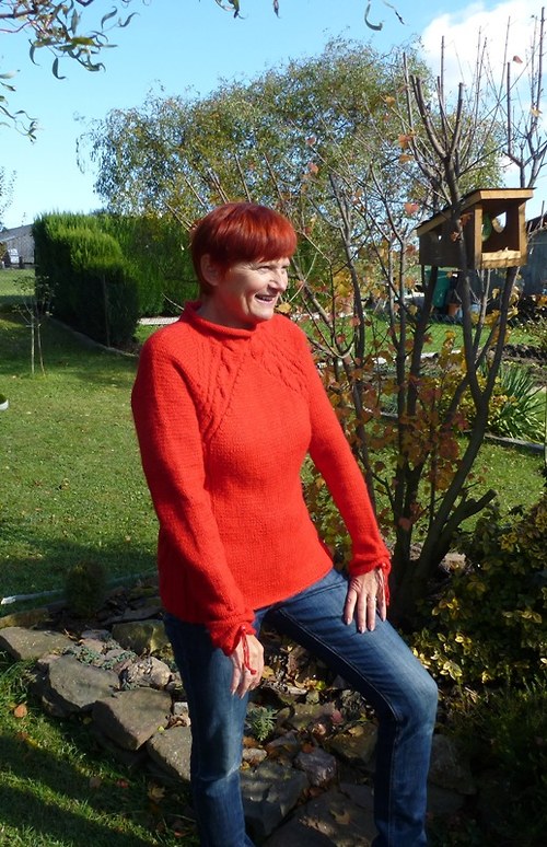 Pletený červený svetr — foto 2