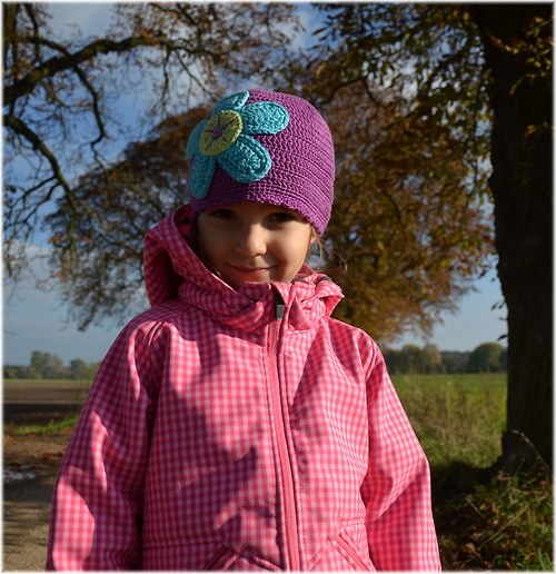 Háčkovaná čepička s kytkou No.1 — foto 4