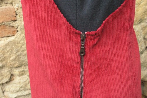 Sukně červená s laclem – jahoda — foto 3