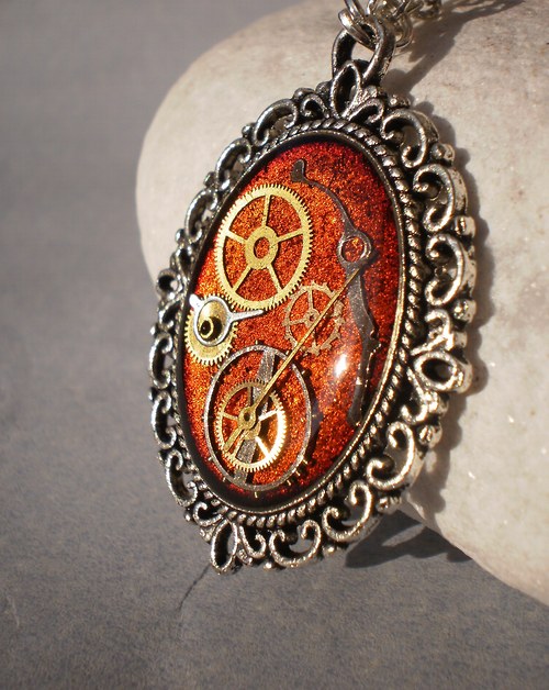 Oranžový steampunkový náhrdelník — foto 2