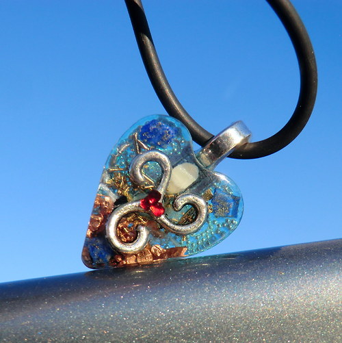 Orgonit (Sp8) *Triskelion* s granáty — foto 2