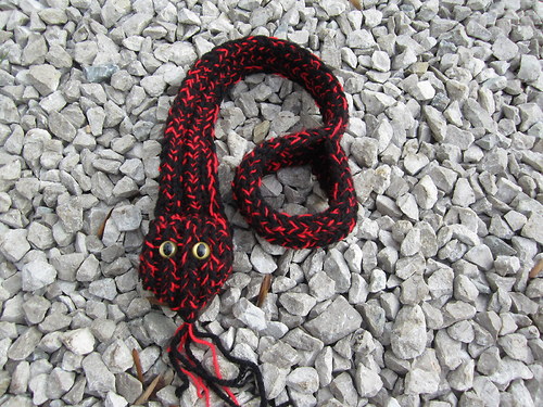 Šála - červenočerný had — foto 3