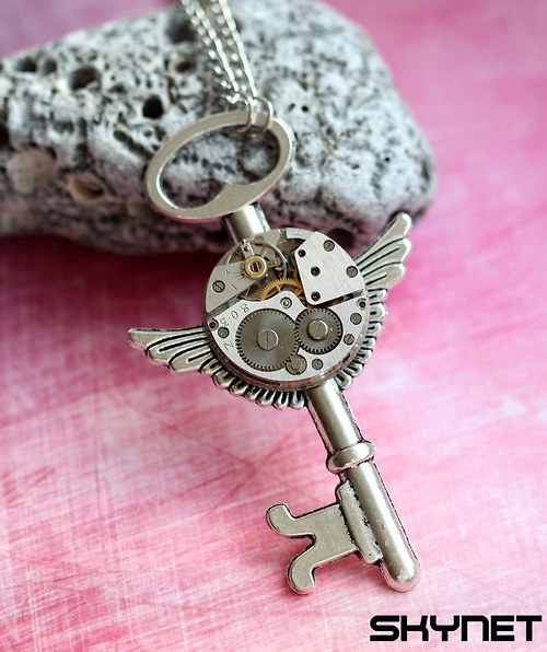 Okřídlený steampunkový klíček — foto 3