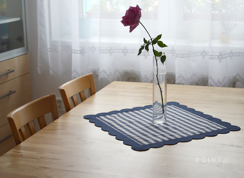 Orámovaný ubrus v modrobílé kostce — foto 2