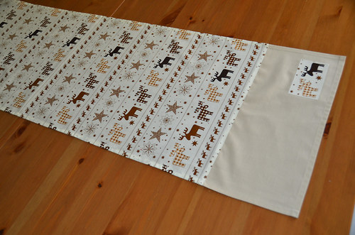 Běhoun s hnědými sobíky (40x130 cm) — foto 2