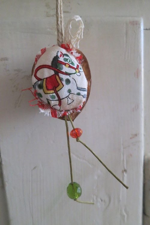 Houpací koník v oříšku .. — foto 2