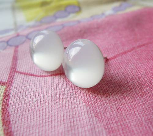 Bílé lesklé pecky 13mm (chirurgická ocel) — foto 2