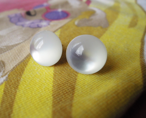 Bílé lesklé pecky 13mm (chirurgická ocel) — foto 3