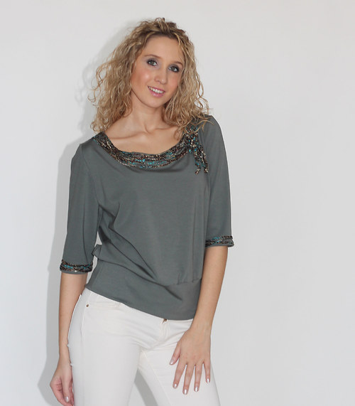 Ocelově šedá halenka s aplikací — foto 2