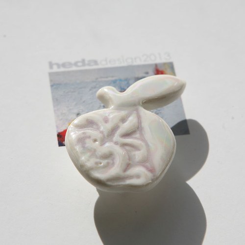 S pečetí (porcelánová brož) — foto 2