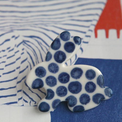 Pod oblaky... Králík (porcelánová brož) — foto 3