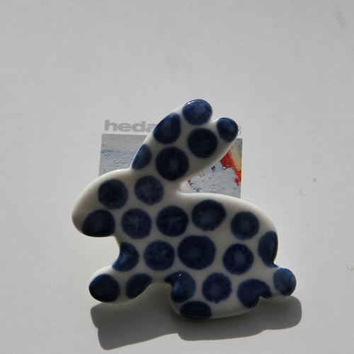 Pod oblaky... Králík (porcelánová brož) — foto 4
