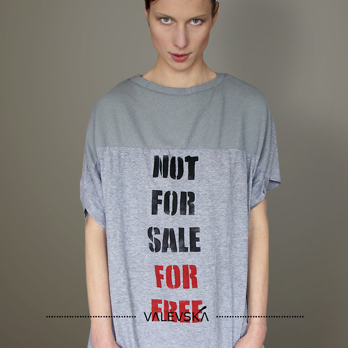 NOT FOR SALE, šedé maxi triko — foto 2