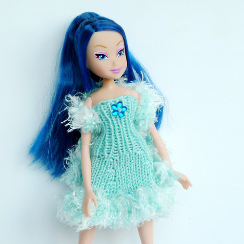 Mentolové šaty s boa pro WINX — foto 2