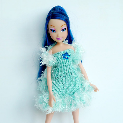 Mentolové šaty s boa pro WINX — foto 3
