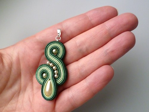 Soutache přívěsek - zelený klíč — foto 2