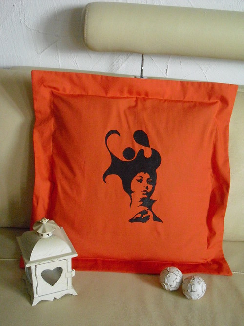 Oranžový polštář s dámou — foto 2