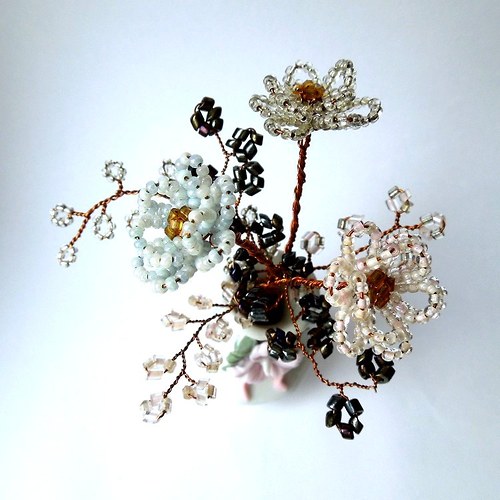 Korálková kytička s černými lístky — foto 2