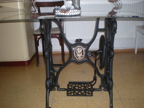 Skleněný stolek - litinové nohy — foto 2