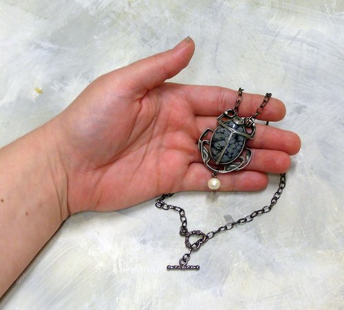 Brouček obsidiánový — foto 2