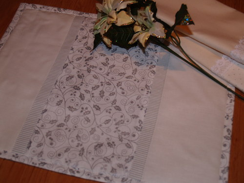 Vánoční prostírání - Stříbrná cesmína — foto 2