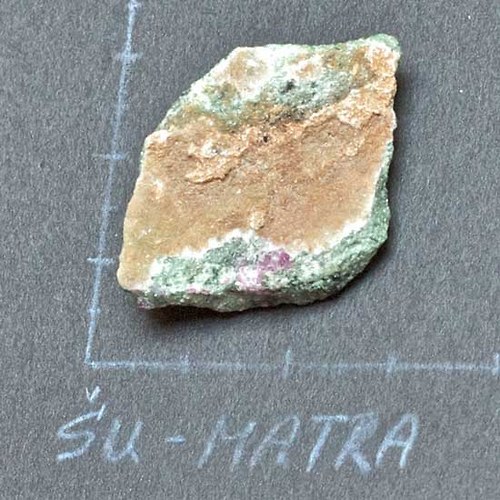 Rubín v zoisitu- surový — foto 2