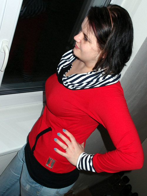 Červená mikina — foto 3