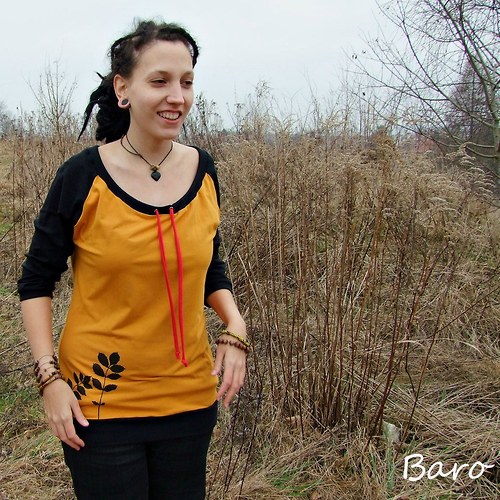Hořčicové s černým rukávem s potiskem...L/XL — foto 3