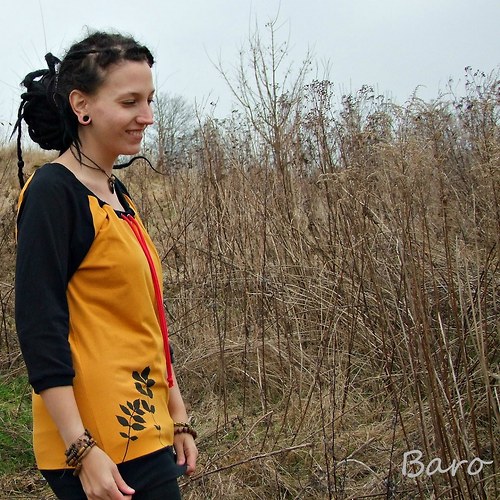 Hořčicové s černým rukávem s potiskem...L/XL — foto 5