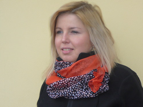 Šála-nákrčník s kytkou — foto 4