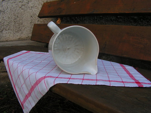 Bílý keramický hrnec — foto 3