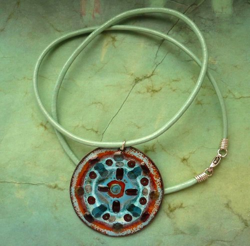 Náhrdelník - barevný smalt s korálky — foto 2