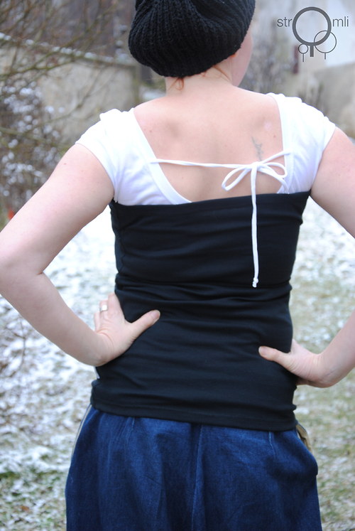 Černý top ve tvaru hadice — foto 2