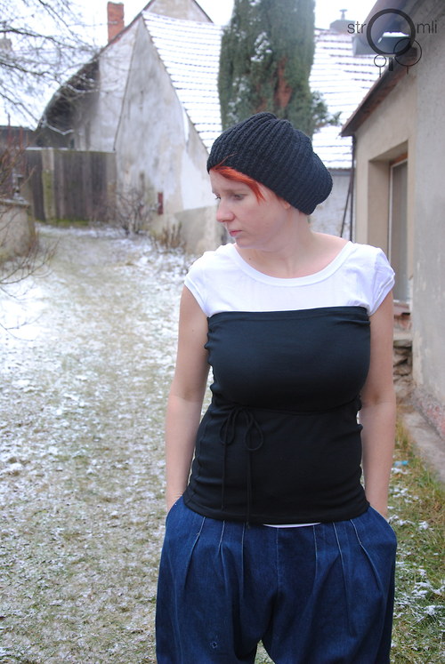 Černý top ve tvaru hadice — foto 3