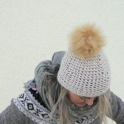 Pom pom - pletená čepice s bambulí — foto 3