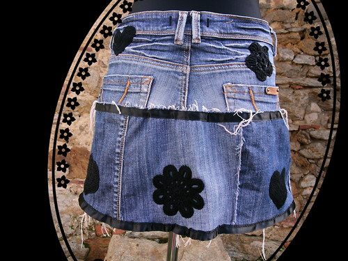 Denim sukně - s háčkovanou aplikací — foto 3