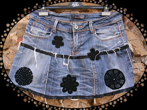 Denim sukně - s háčkovanou aplikací — foto 4