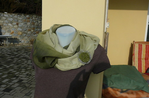 Šála-nákrčník s háčkovanou broží — foto 3