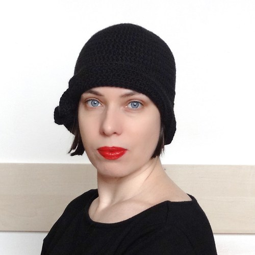 Madam Krajewska a malý černý - háčkovaný klobouk — foto 3
