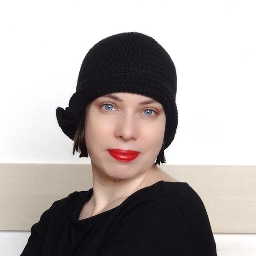 Madam Krajewska a malý černý - háčkovaný klobouk — foto 4