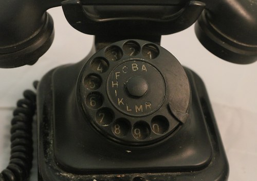 Starý klasický vidlicový telefon Tesla — foto 2