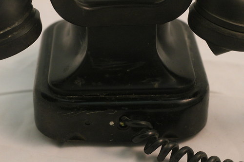 Starý klasický vidlicový telefon Tesla — foto 3