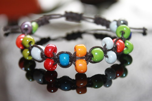Barevná variace.. Náramek shamballa/makramé — foto 2
