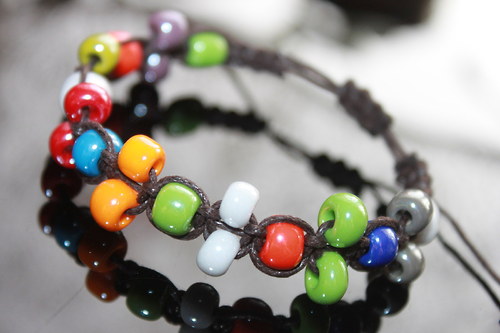 Barevná variace.. Náramek shamballa/makramé — foto 3