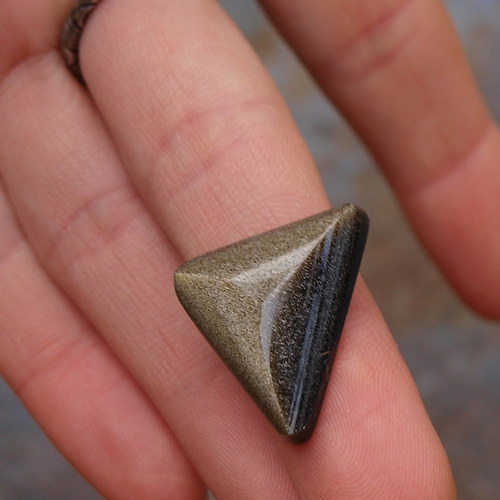 Obsidián stříbrný, kabošon č. 1379 — foto 4