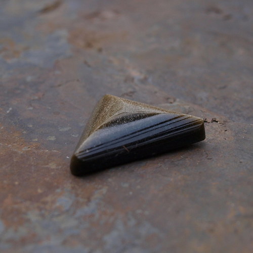 Obsidián stříbrný, kabošon č. 1379 — foto 5