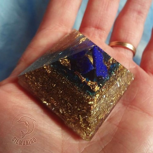 "Noční kráska" - orgonit pyramidka lapis lazuli — foto 4